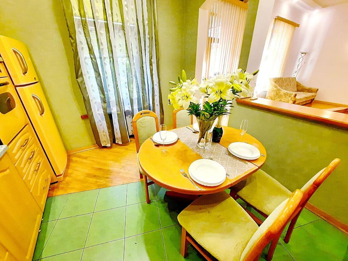 Alex Apartments: Two-level Flat With 24/7 Self Check-in Apartment