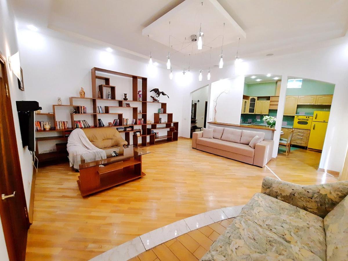 Alex Apartments: Two-level Flat With 24/7 Self Check-in Apartment *