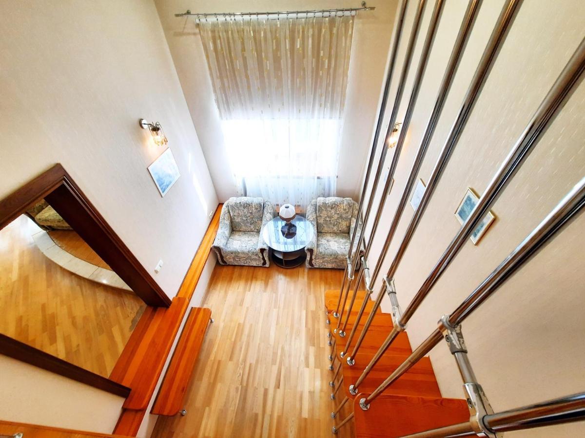 Alex Apartments: Two-level Flat With 24/7 Self Check-in
